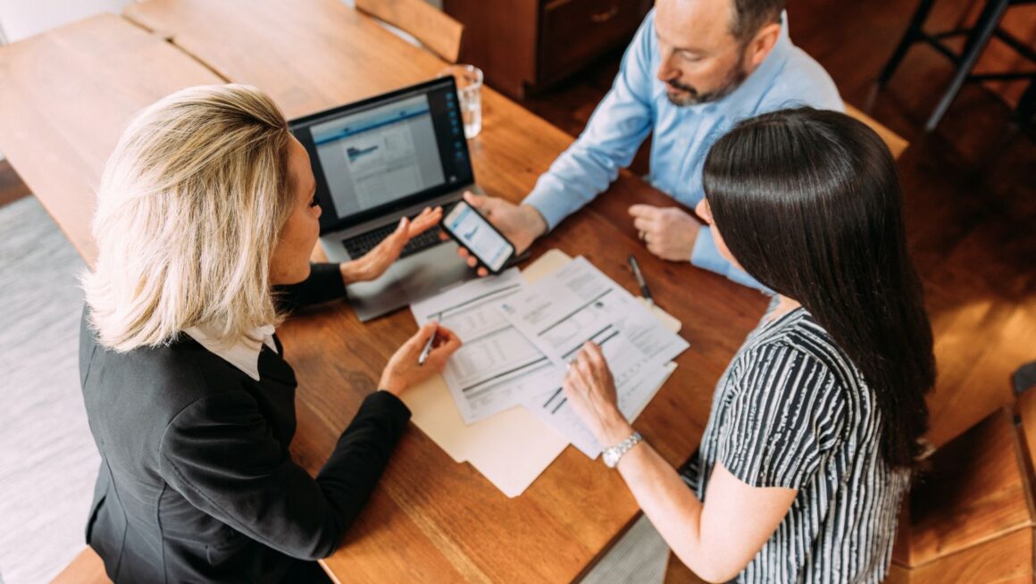 What are the benefits of using a financial planner in brisbane