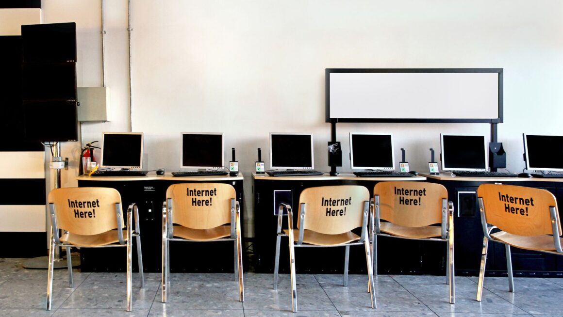 How software affects customer experience in internet cafes