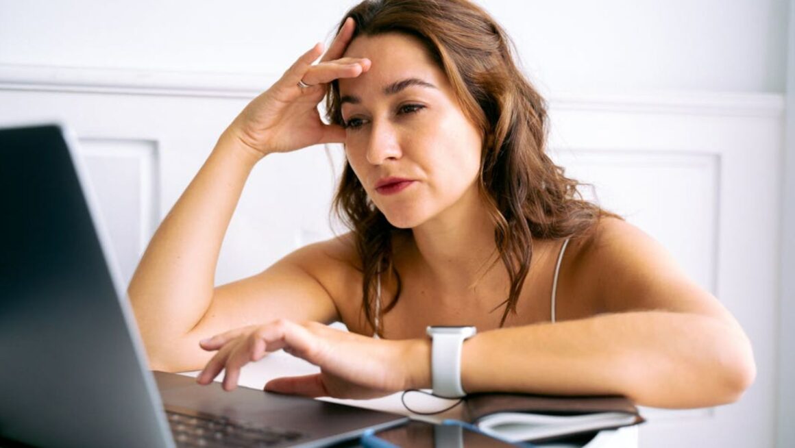 How to follow daily news without falling into distraction stress or information noise