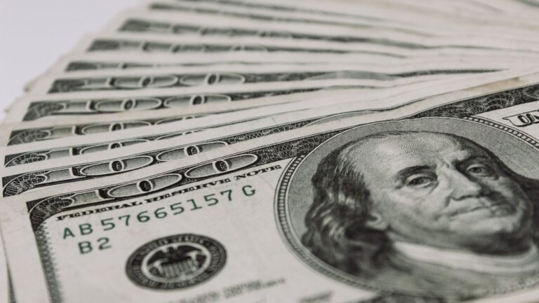 Managing Money Across Borders: Smart Tips for Expats and Travelers